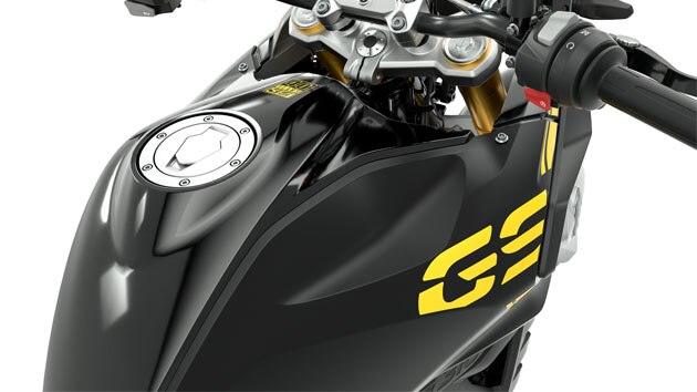 We see the tank and handlebars of the G 310 GS from diagonally above in detail.
