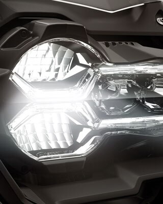 We see the front headlight with LED technology of the R 1250 GS.