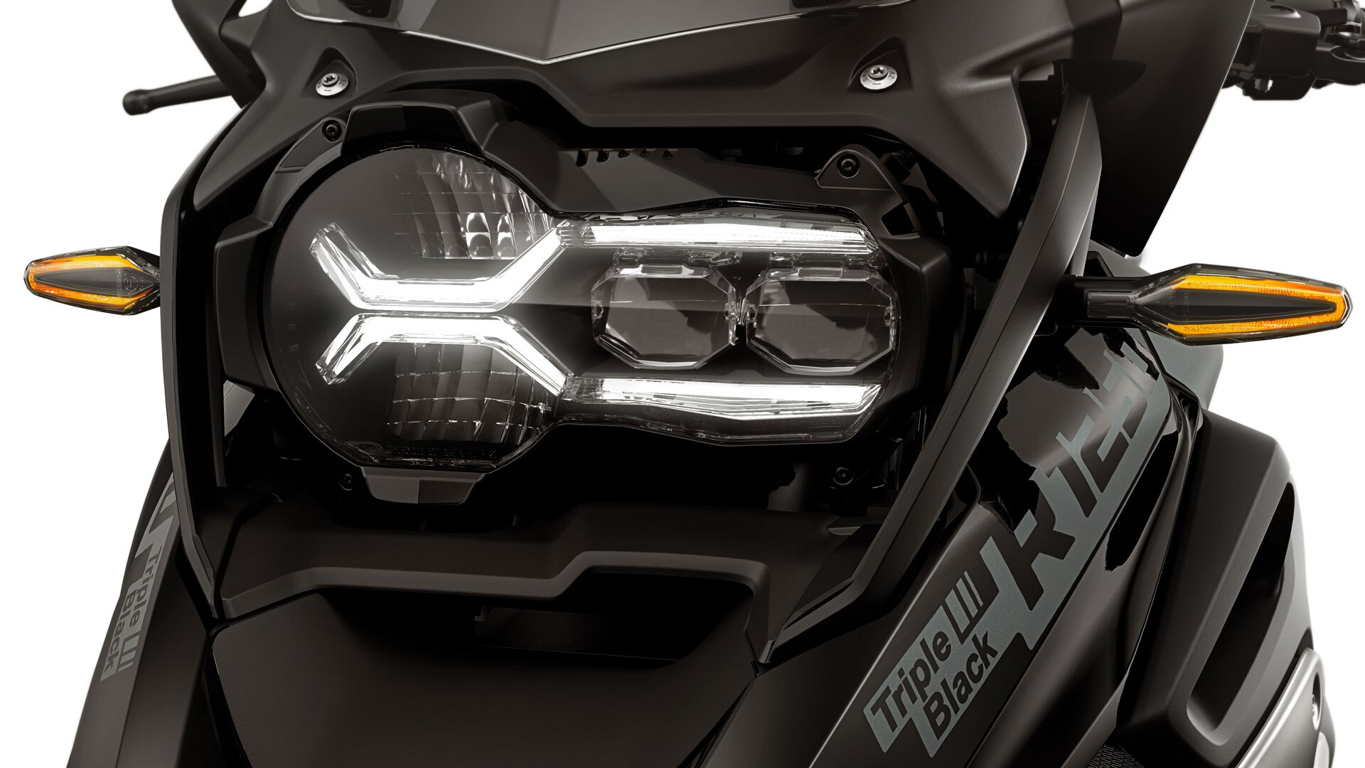 We see a detailed view of the LED indicators of the R 1250 GS
