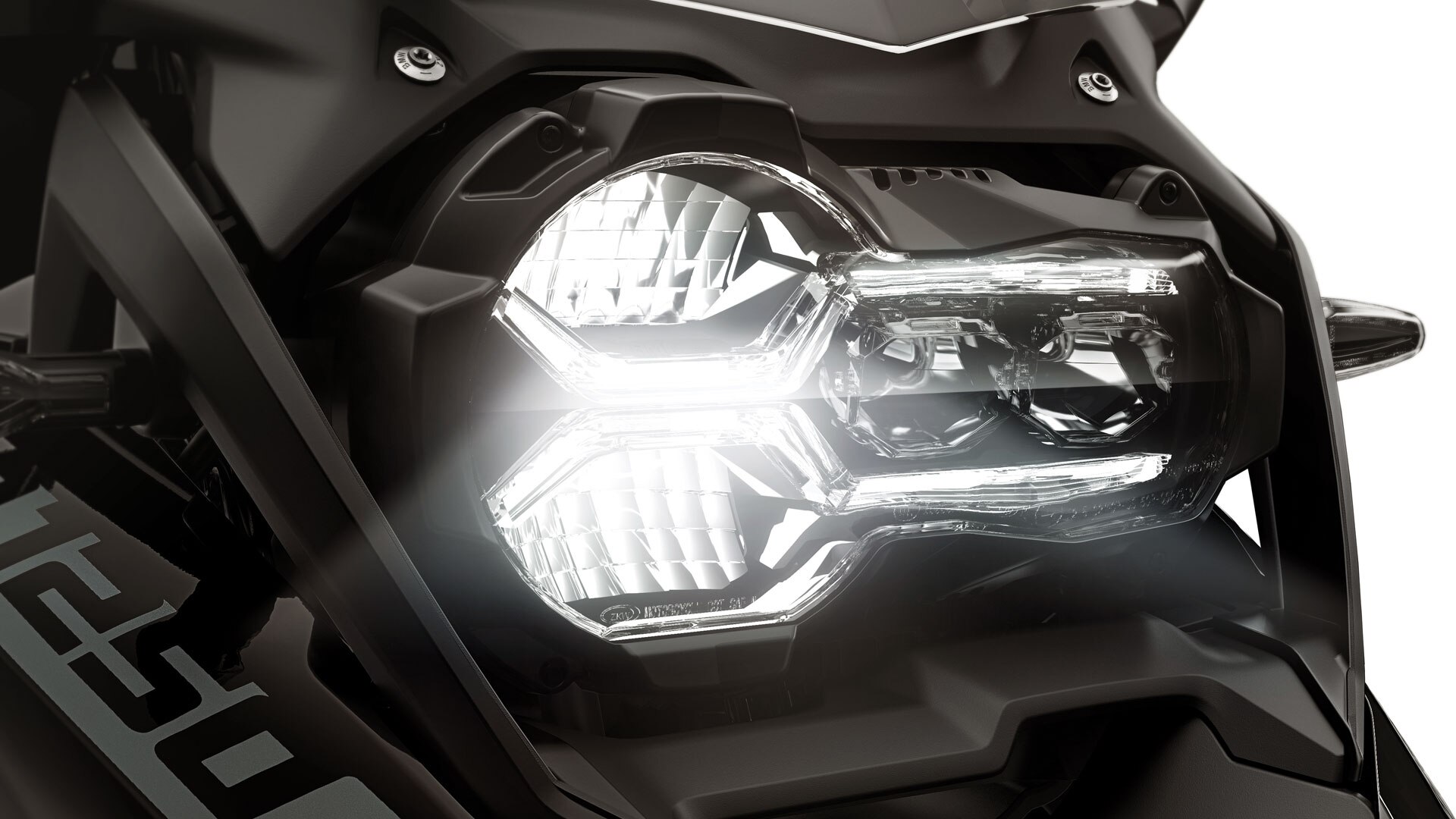 We see the front headlight with LED technology of the R 1250 GS.