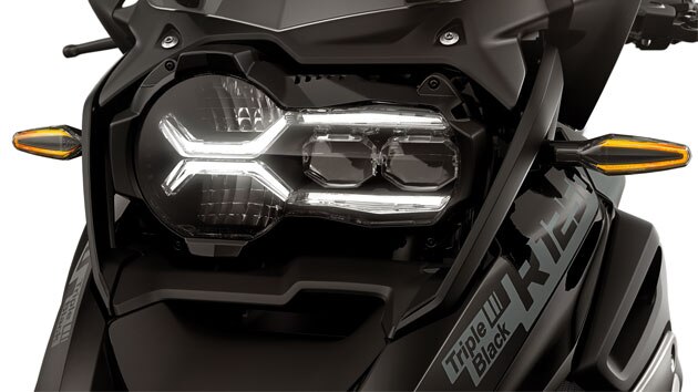 We see a detailed view of the LED indicators of the R 1250 GS