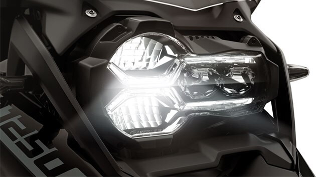 We see the front headlight with LED technology of the R 1250 GS.