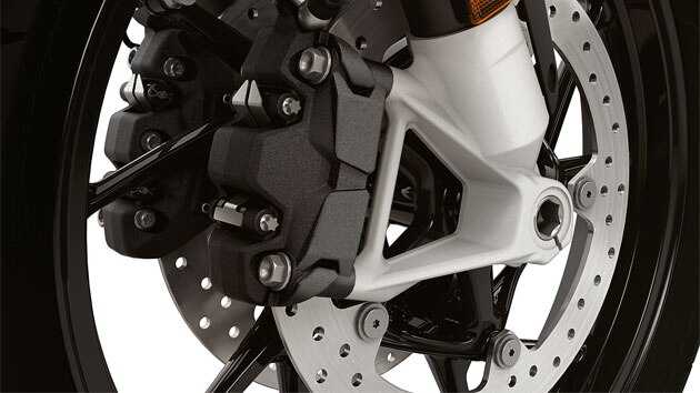 We see the DTC and ABS Pro systems of the R 1250 GS.