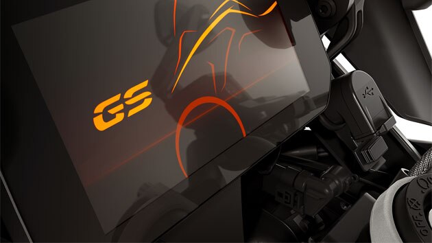 We see the cockpit of the R 1250 GS with a dominating TFT display.