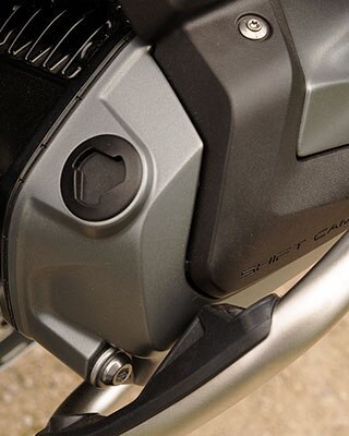 Вид на крышку головки блока цилиндров BMW R 1250 GS Adventure с надписью ShiftCam