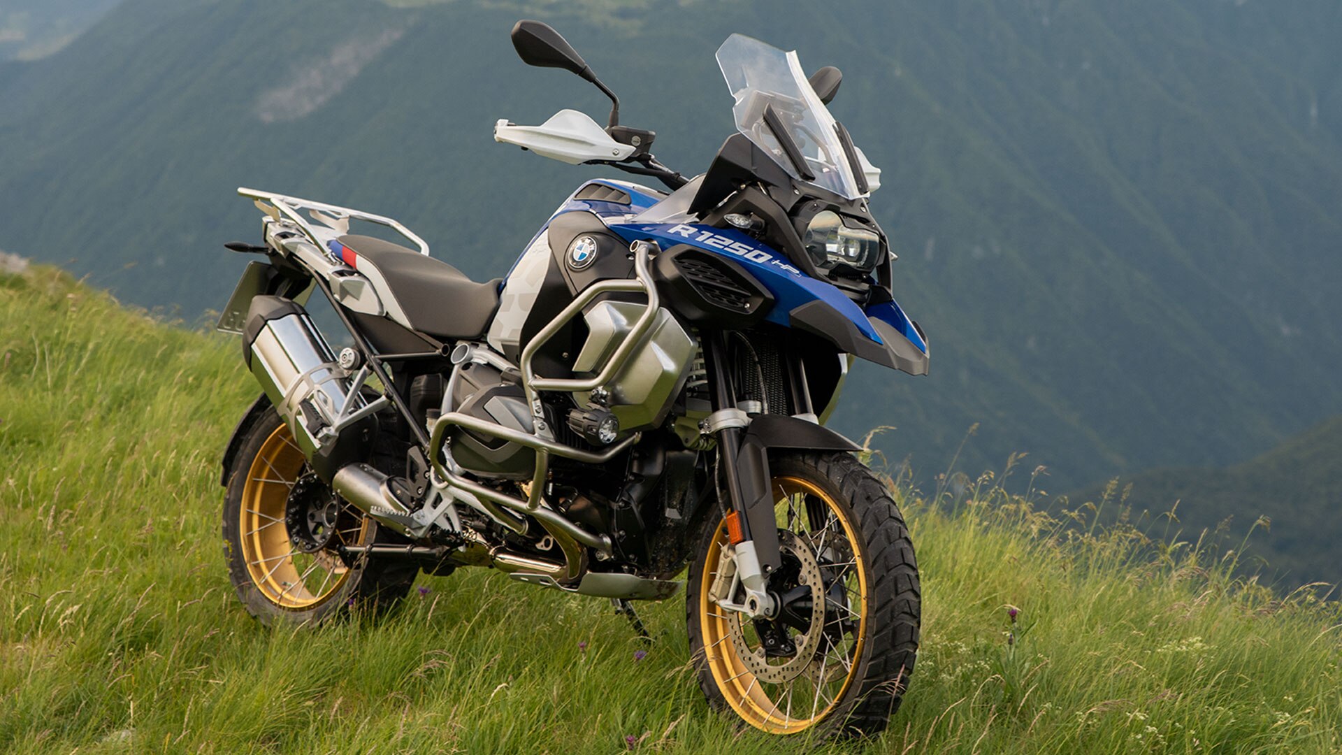 BMW R 1250 GS Adventure на фоне гор