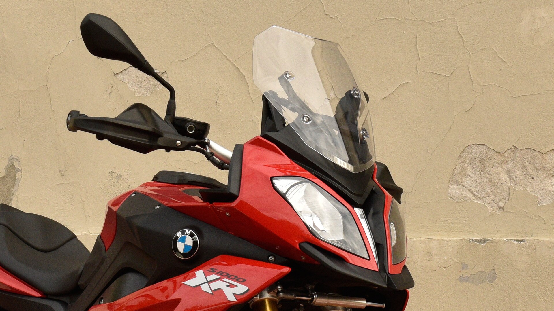 Ветровое стекло S 1000 XR можно отрегулировать в два этапа
