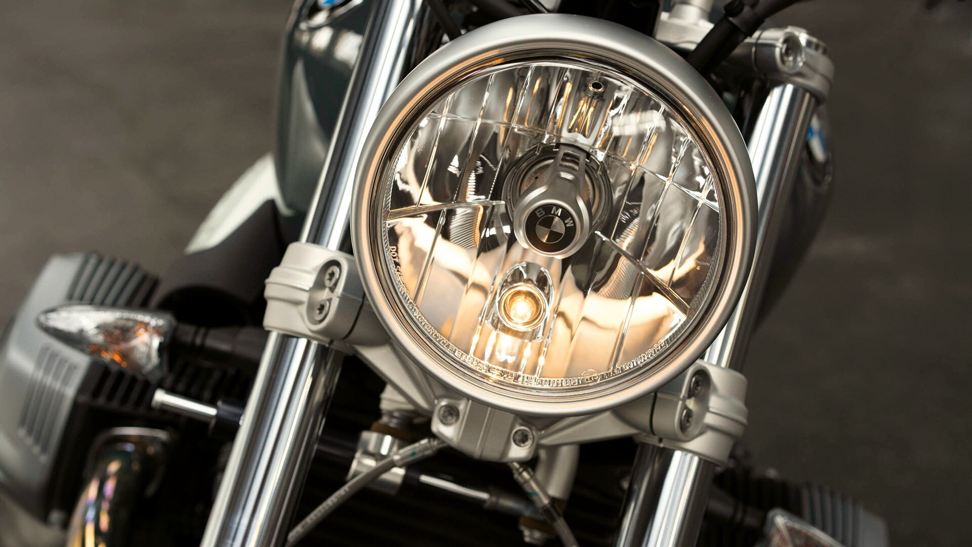 Кругла фара з логотипом BMW на R nineT Pure