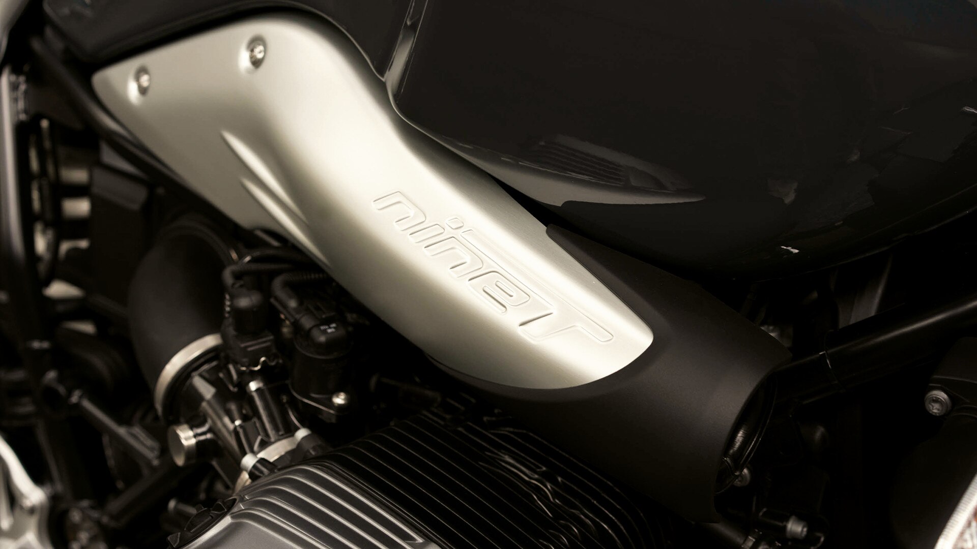 Логотип nineT на повітрозабірнику R nineT Pure