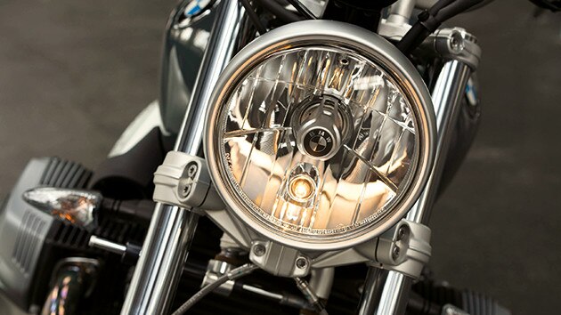Кругла фара з логотипом BMW на R nineT Pure
