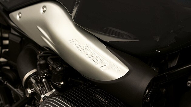 Логотип nineT на повітрозабірнику R nineT Pure