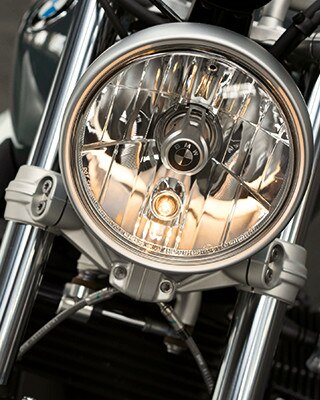 Кругла фара з логотипом BMW на R nineT Pure