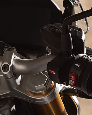 BMW R 1250 R з детальним видом на кришку блоку головок циліндрів та напис ShiftCam
