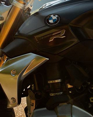 BMW R 1250 R у стилі Exclusive на фоні гір