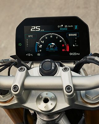 BMW R 1250 R з видом на бак, кермо та дисплей