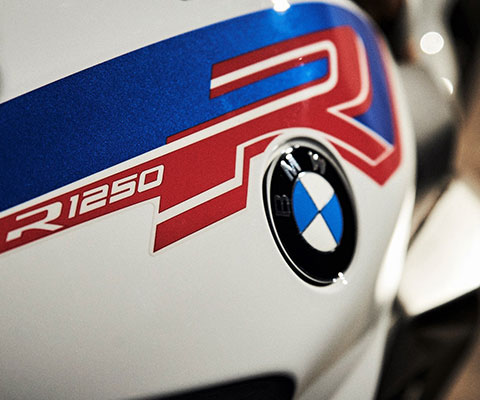 BMW R 1250 R з ручними важелями та TFT-дисплеєм у фокусі