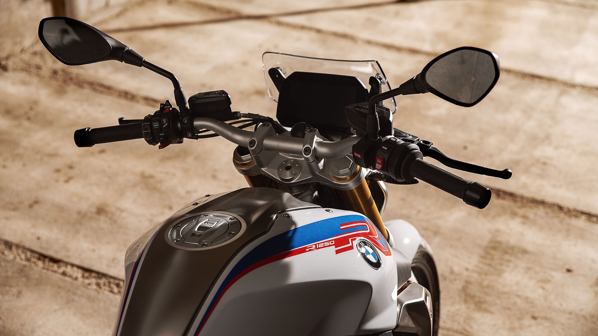 BMW R 1250 R з детальним видом на кришку блоку головок циліндрів та напис ShiftCam