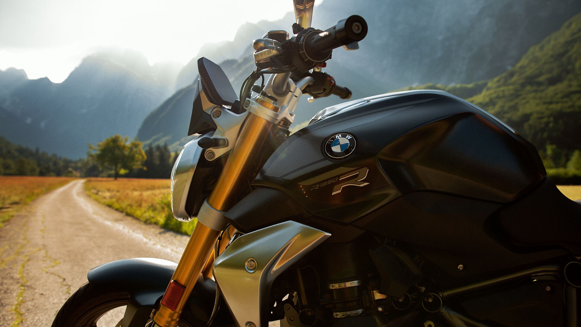 BMW R 1250 R у стилі Exclusive на фоні гір
