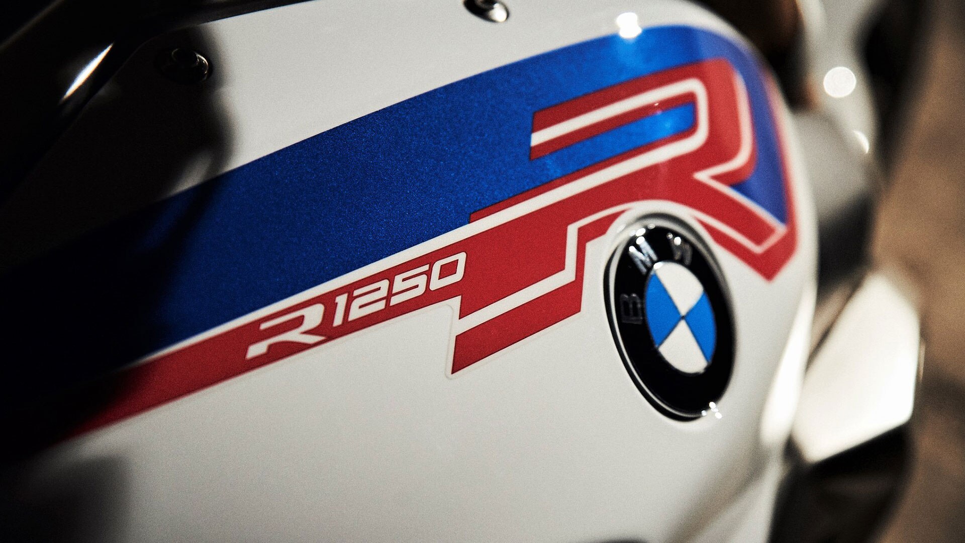 BMW R 1250 R з ручними важелями та TFT-дисплеєм у фокусі