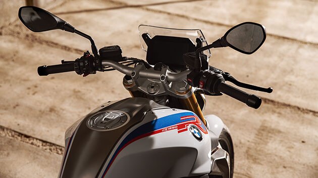BMW R 1250 R з детальним видом на кришку блоку головок циліндрів та напис ShiftCam