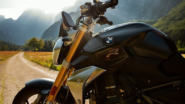 BMW R 1250 R у стилі Exclusive на фоні гір