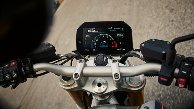 BMW R 1250 R з видом на бак, кермо та дисплей