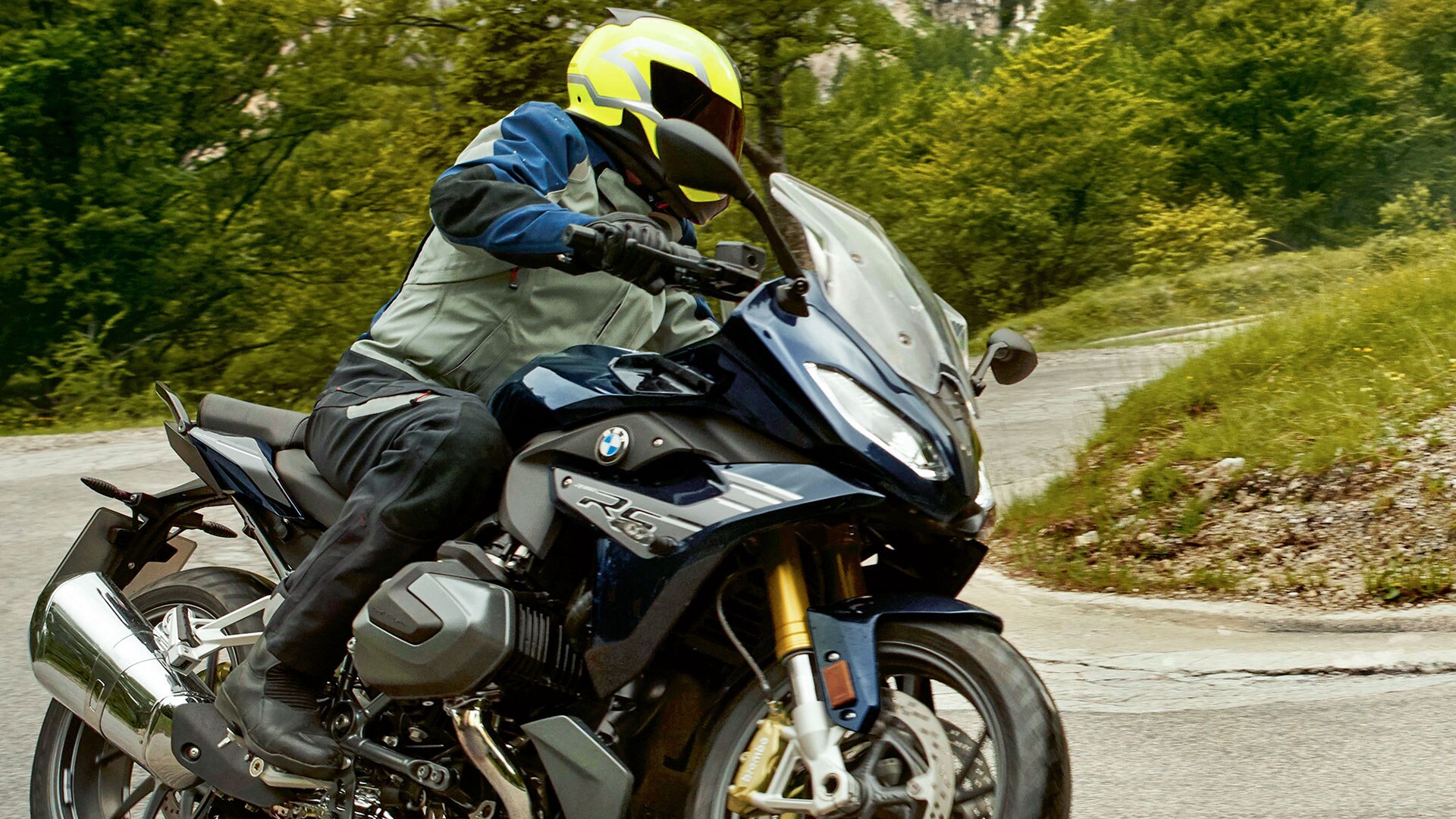 R 1250 RS у повороті