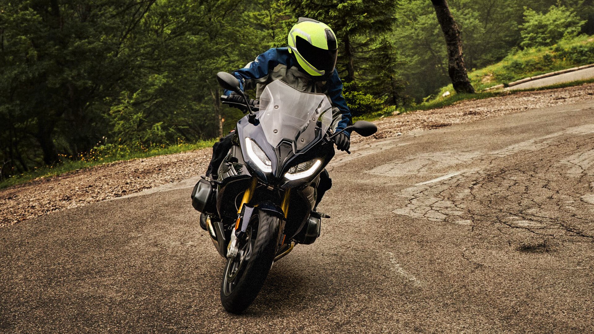 R 1250 RS у повороті