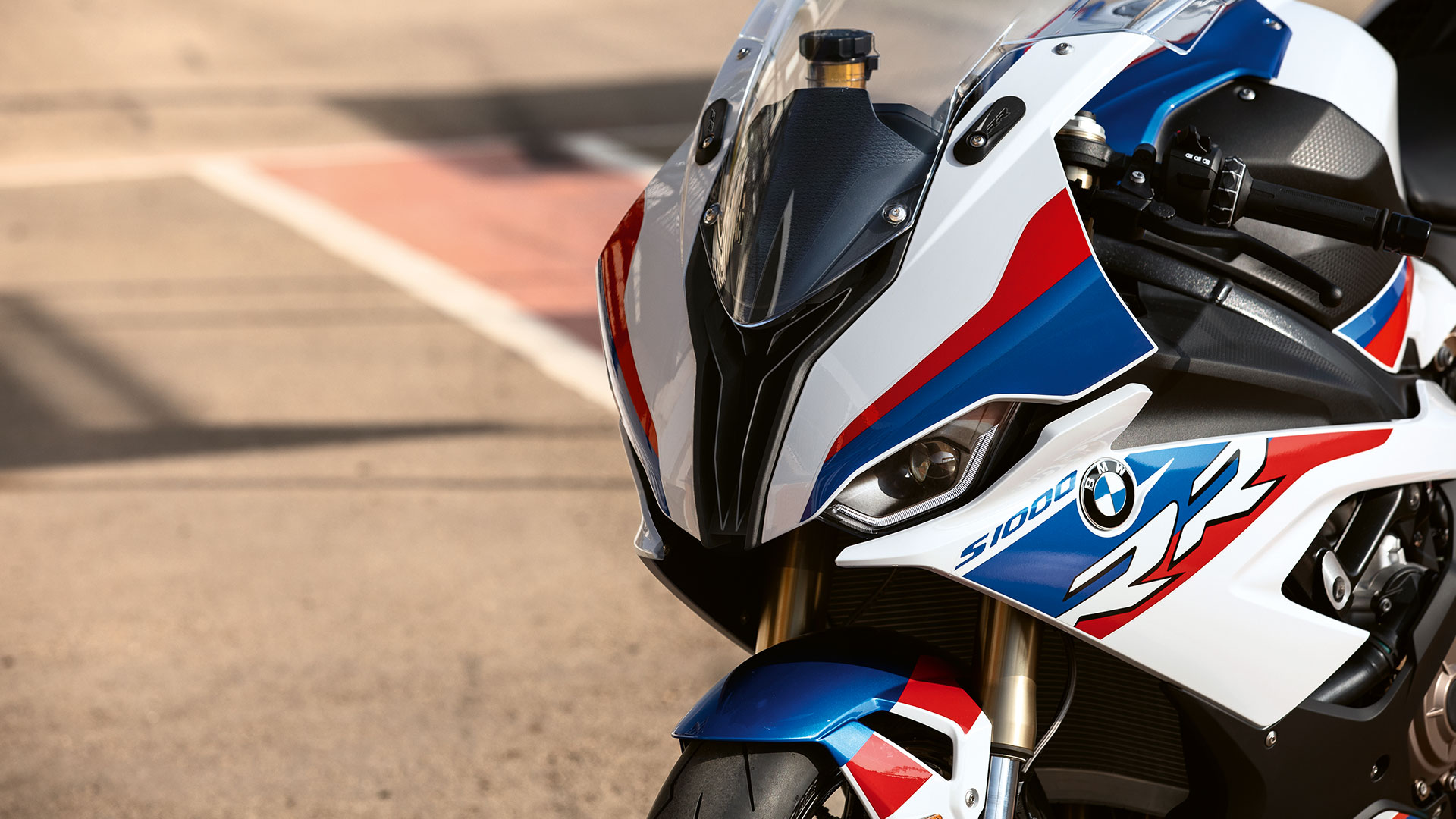 Детальний вид на фари BMW RR