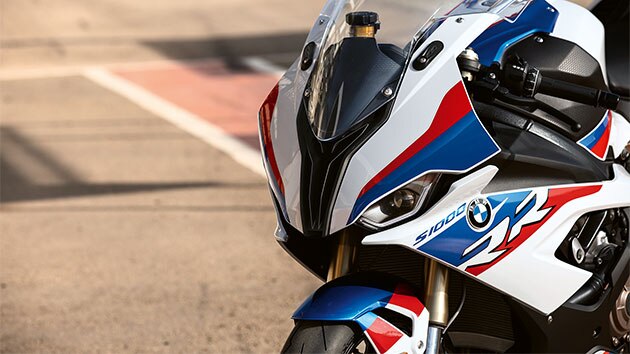 Детальний вид на фари BMW RR