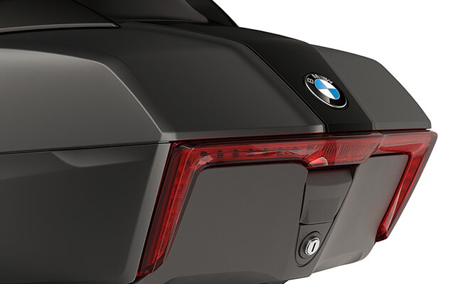 Focus on K 1600 Grand America’s topcase featuring LED rear light.