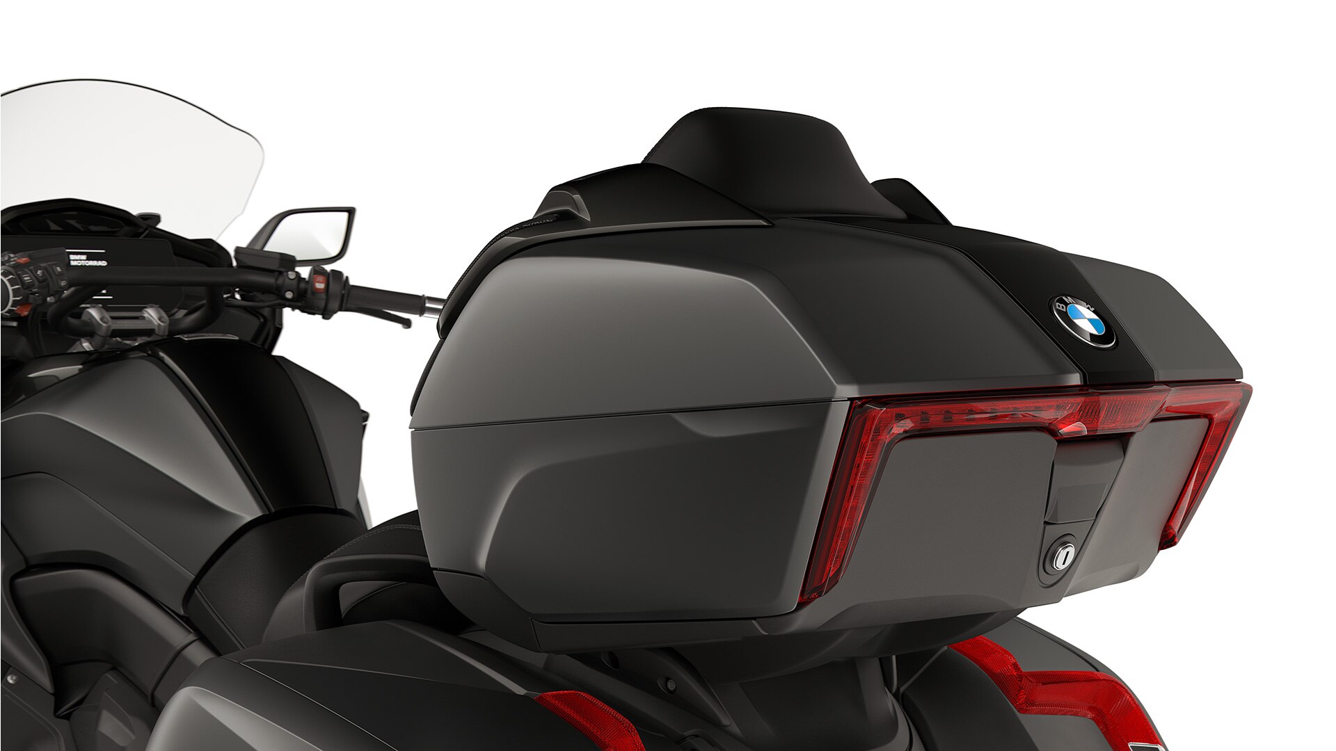 Focus on K 1600 Grand America’s topcase featuring LED rear light.