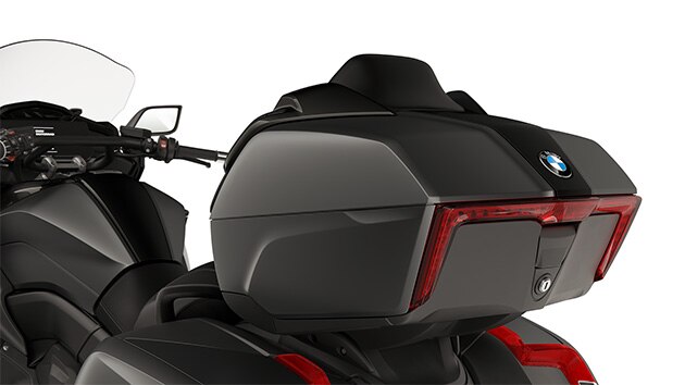 Focus on K 1600 Grand America’s topcase featuring LED rear light.
